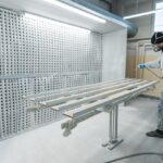Ce rol joacă vopsirea industrială în protejarea structurilor metalice