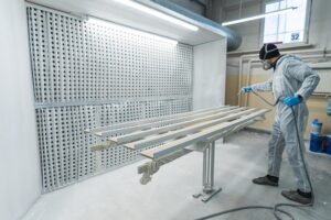 Ce rol joacă vopsirea industrială în protejarea structurilor metalice