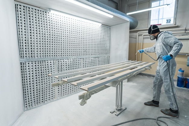 Ce rol joacă vopsirea industrială în protejarea structurilor metalice