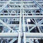 Diferențele dintre structurile metalice sudate și cele îmbinate cu șuruburi