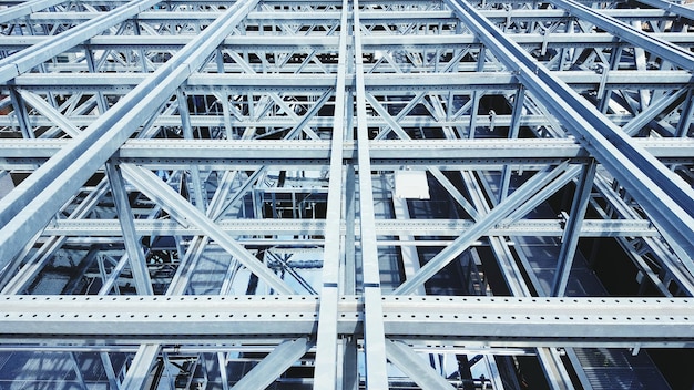 Diferențele dintre structurile metalice sudate și cele îmbinate cu șuruburi