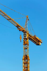 Importanța echipamentelor de ridicare în montajul structurilor metalice