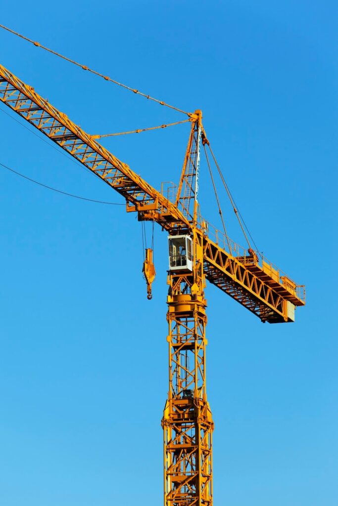 Importanța echipamentelor de ridicare în montajul structurilor metalice