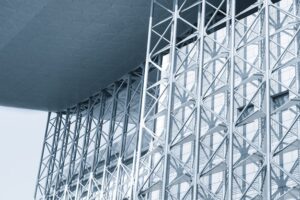 Evoluția materialelor utilizate în fabricarea structurilor metalice