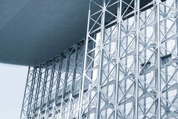 Evoluția materialelor utilizate în fabricarea structurilor metalice