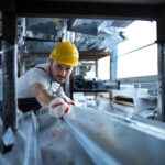 De ce sunt importante verificările periodice în timpul montajului unei structuri metalice