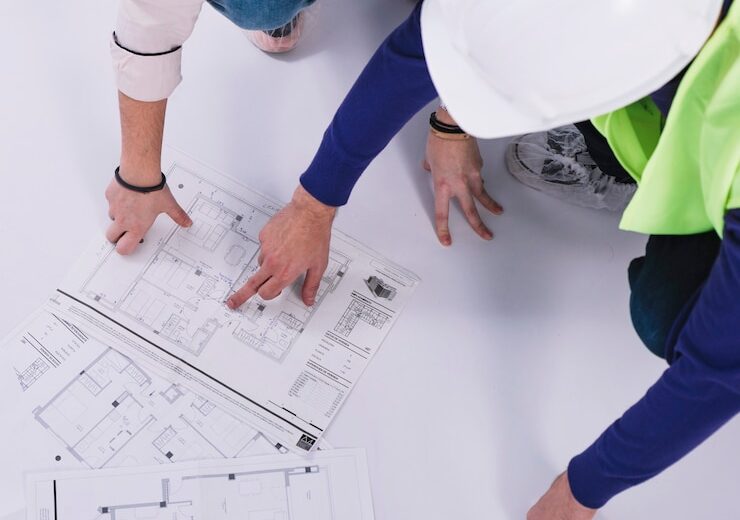 Cum se face coordonarea subcontractorilor într-un proiect complex