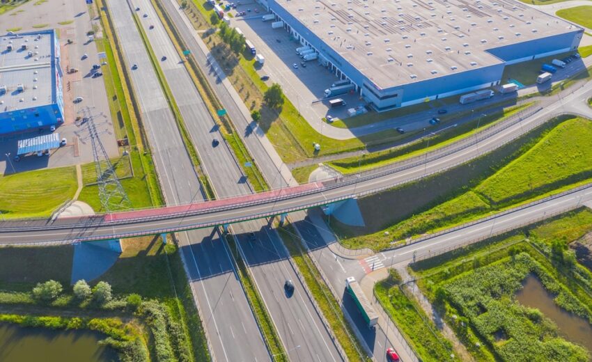 Importanța infrastructurii rutiere în alegerea locației pentru o hală industrială