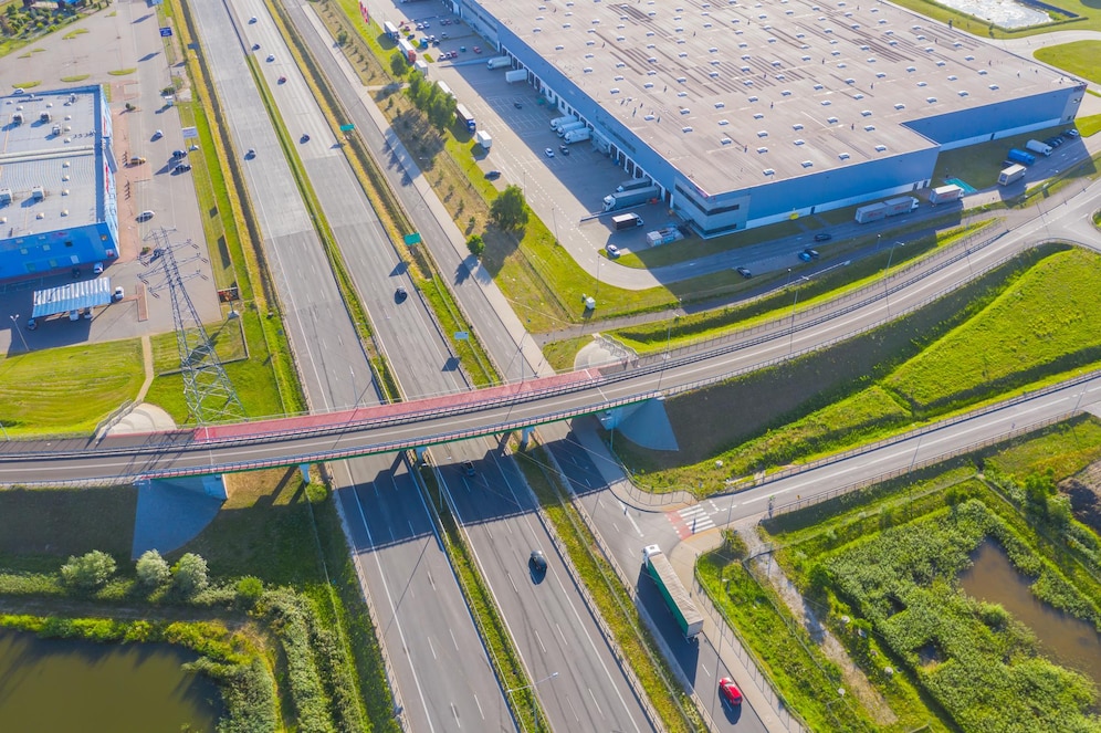 Importanța infrastructurii rutiere în alegerea locației pentru o hală industrială