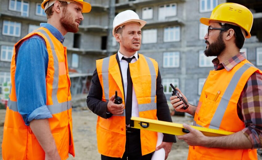 De ce este importantă coordonarea echipelor pe șantier în montajul structurilor metalice