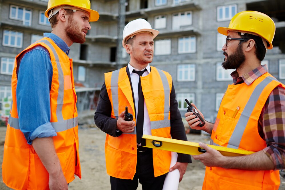 De ce este importantă coordonarea echipelor pe șantier în montajul structurilor metalice