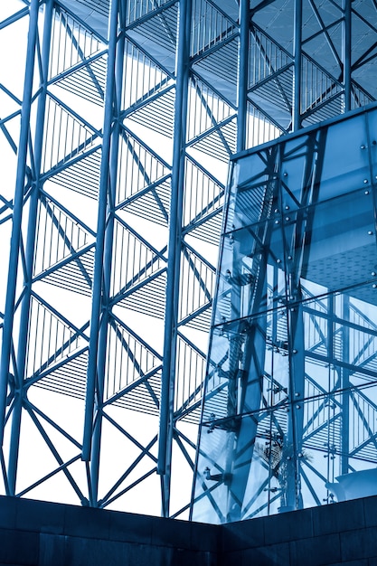 Cum afectează cutremurele structurile metalice și cum sunt proiectate să reziste
