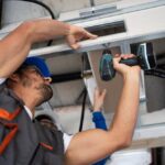 Cum se montează închiderile laterale din tablă cutată pe structurile metalice