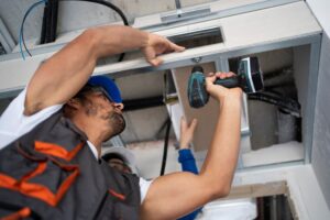 Cum se montează închiderile laterale din tablă cutată pe structurile metalice