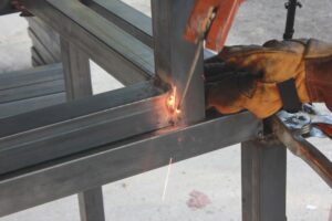 Diferențele dintre montajul structurilor metalice pentru spații reci și cele izolate termic