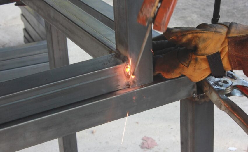 Diferențele dintre montajul structurilor metalice pentru spații reci și cele izolate termic