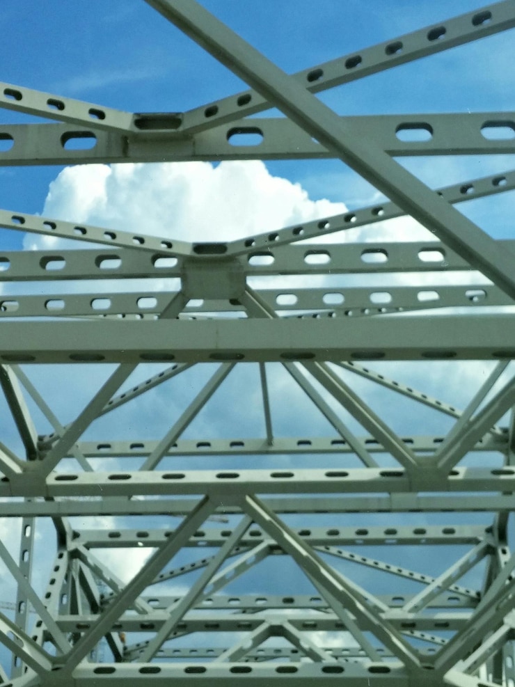 Diferențele dintre montajul structurilor metalice prefabricate și al celor sudate