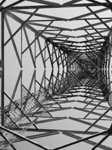 Utilizarea betonului în combinație cu structurile metalice: avantaje și provocări