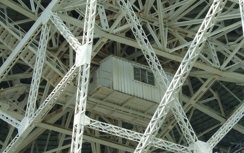 Montajul structurilor metalice în condiții de vânt puternic: provocări și soluții