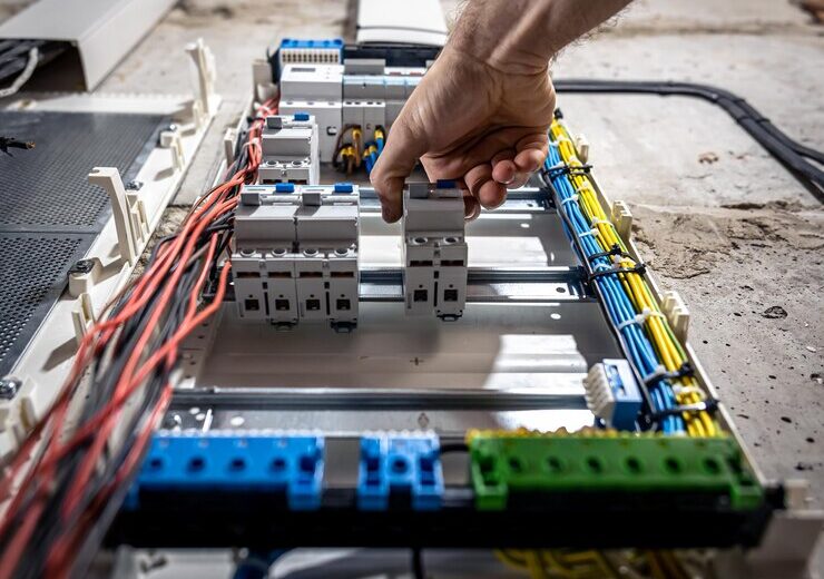 Cum se integrează instalațiile electrice și sanitare în proiectele comerciale mari