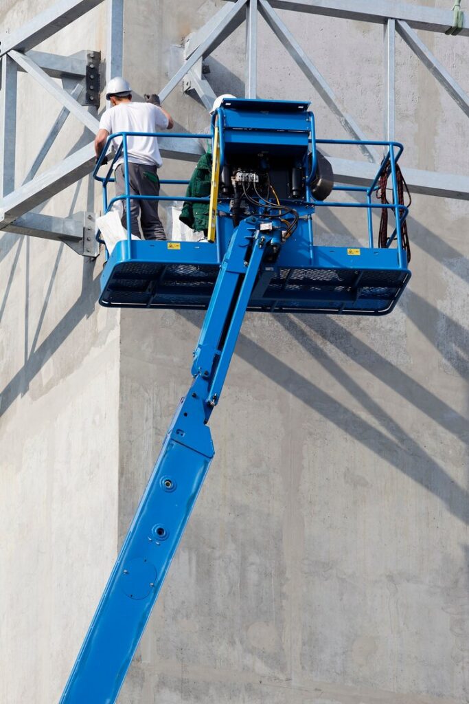 Utilizarea platformelor telescopice în montajul structurilor metalice