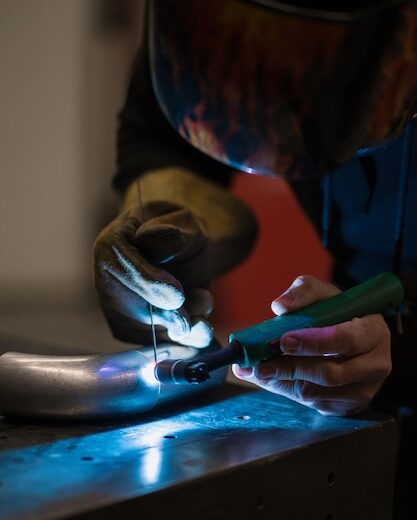 Cum se realizează testele de calitate pentru sudurile structurilor metalice