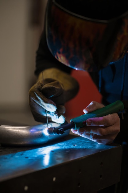 Cum se realizează testele de calitate pentru sudurile structurilor metalice