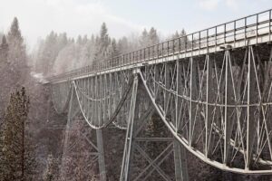 Cum influențează temperaturile extreme comportamentul structurilor metalice