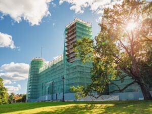 Cum influențează reglementările de mediu construcțiile comerciale și industriale