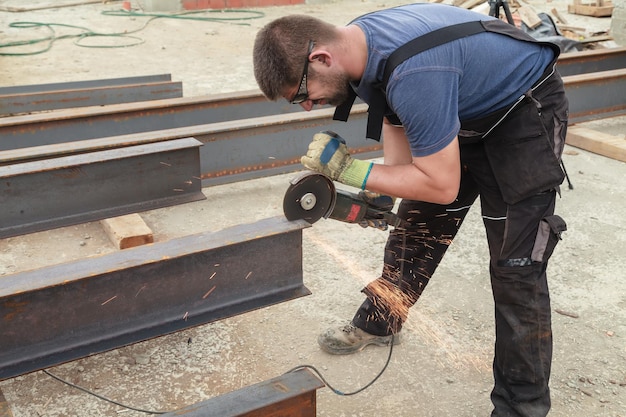 De ce să alegi un antreprenor cu experiență în structuri metalice