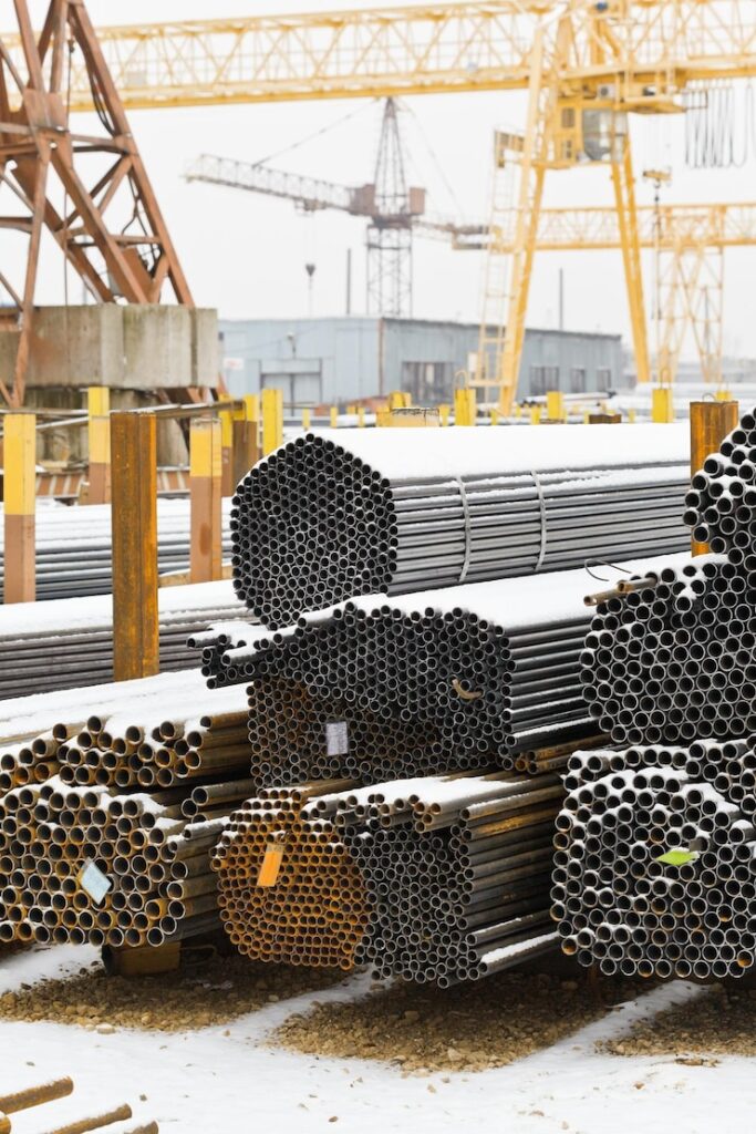 Cum influențează materialele de construcție durabilitatea unei clădiri industriale