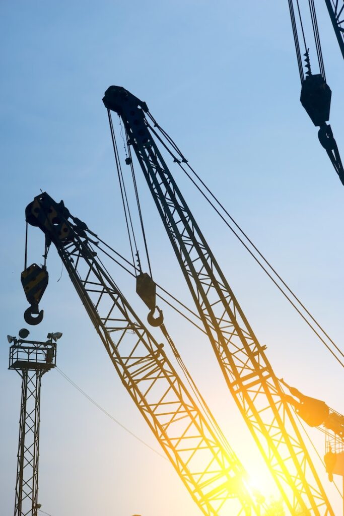 Utilizarea macaralelor și nacelelor în montajul structurilor metalice