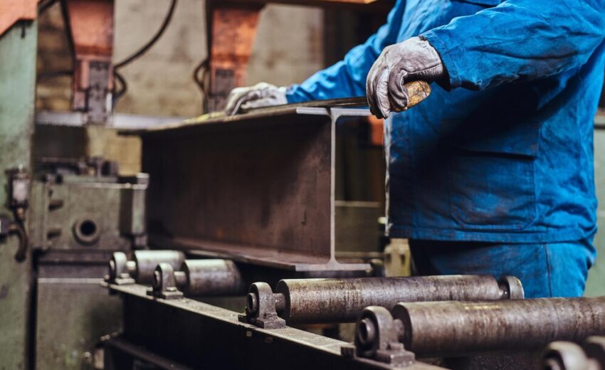 Cum se asigură stabilitatea unei structuri metalice în timpul montajului