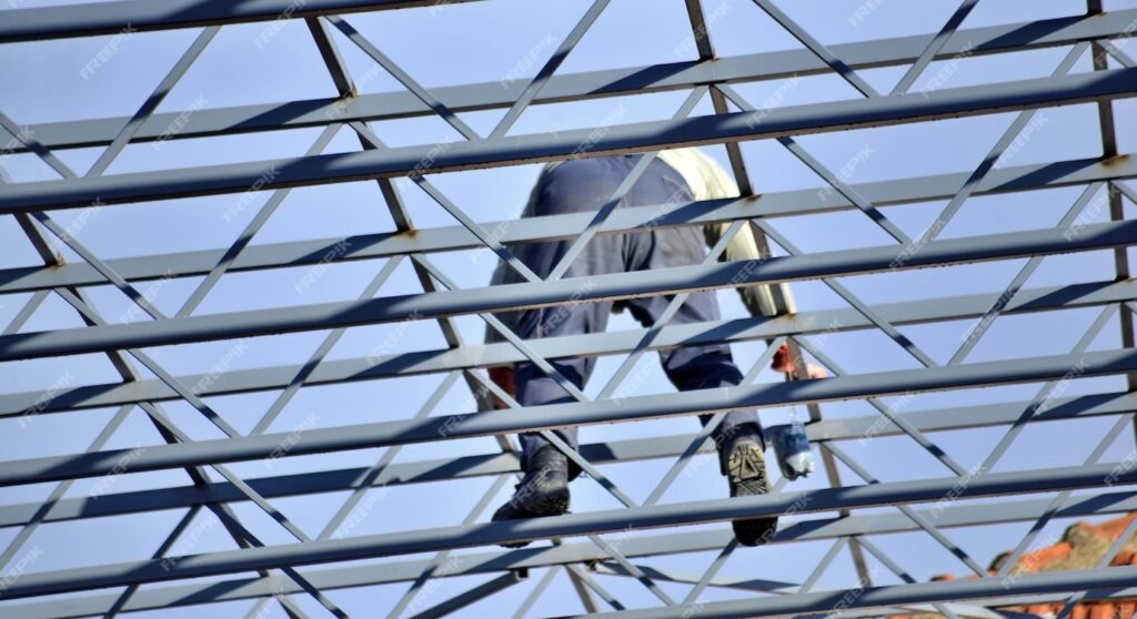 Cum se evită deformările structurilor metalice în timpul montajului