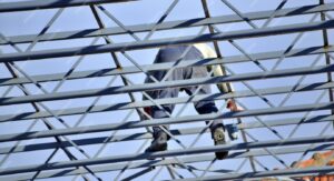 Cum se evită deformările structurilor metalice în timpul montajului